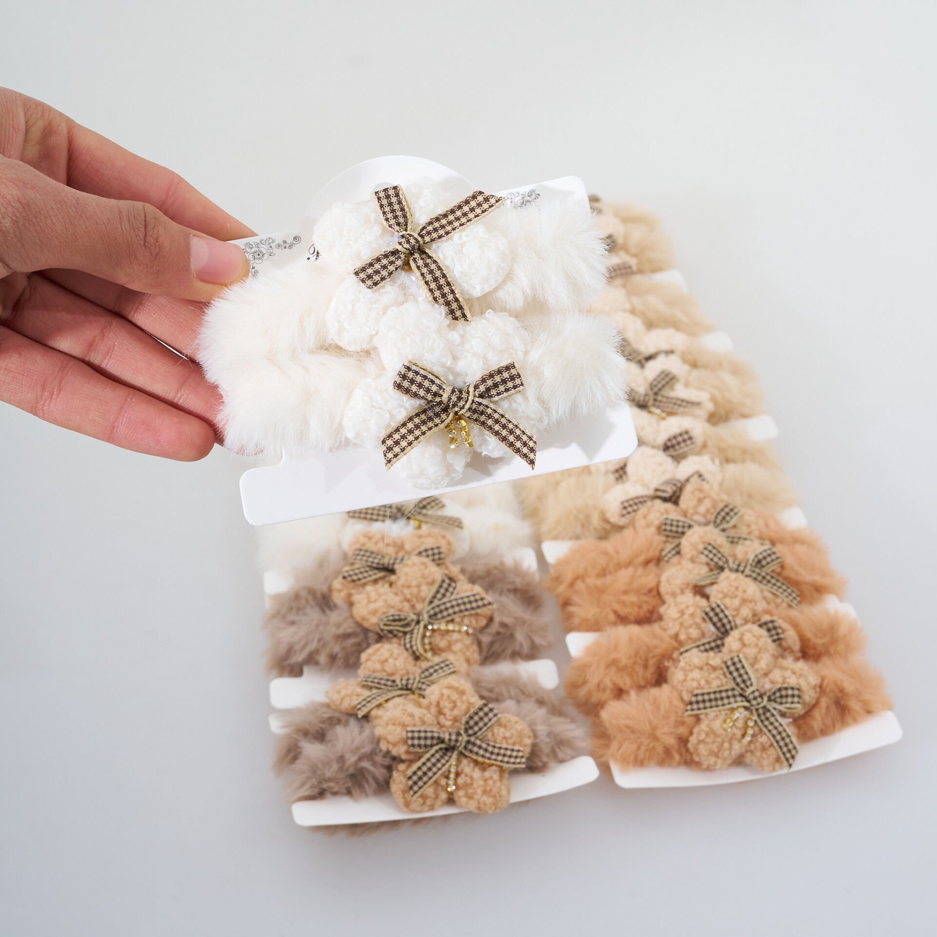 İKİLİ FİGÜRLÜ TÜYLÜ SİMİT TOKA